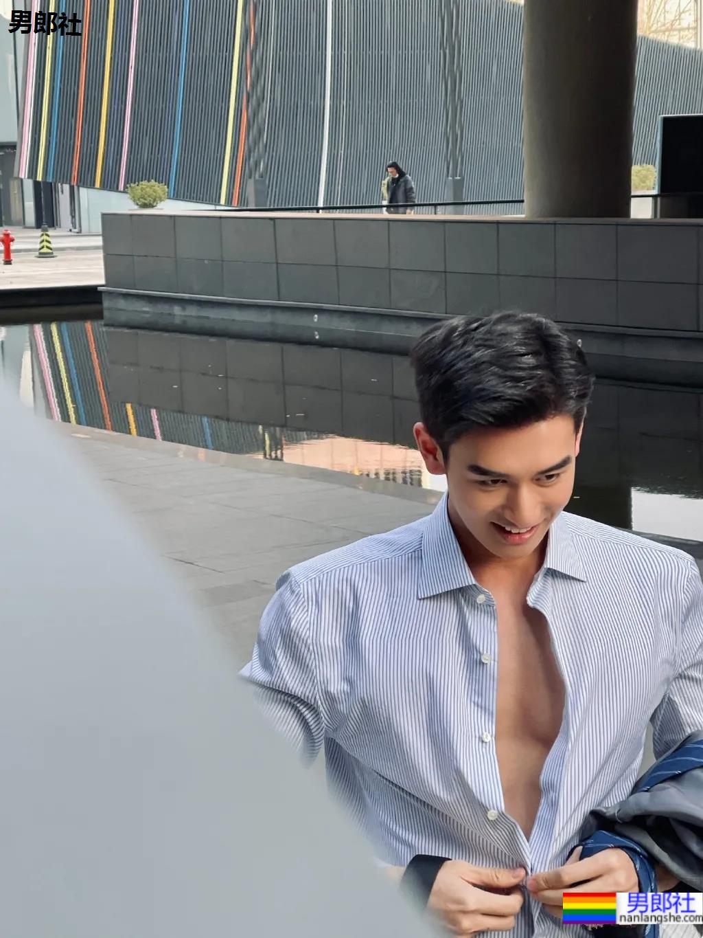 00后高鼻梁正装小哥换衣被抓拍，腹肌小狼狗校草太太太帅了!-51虹马