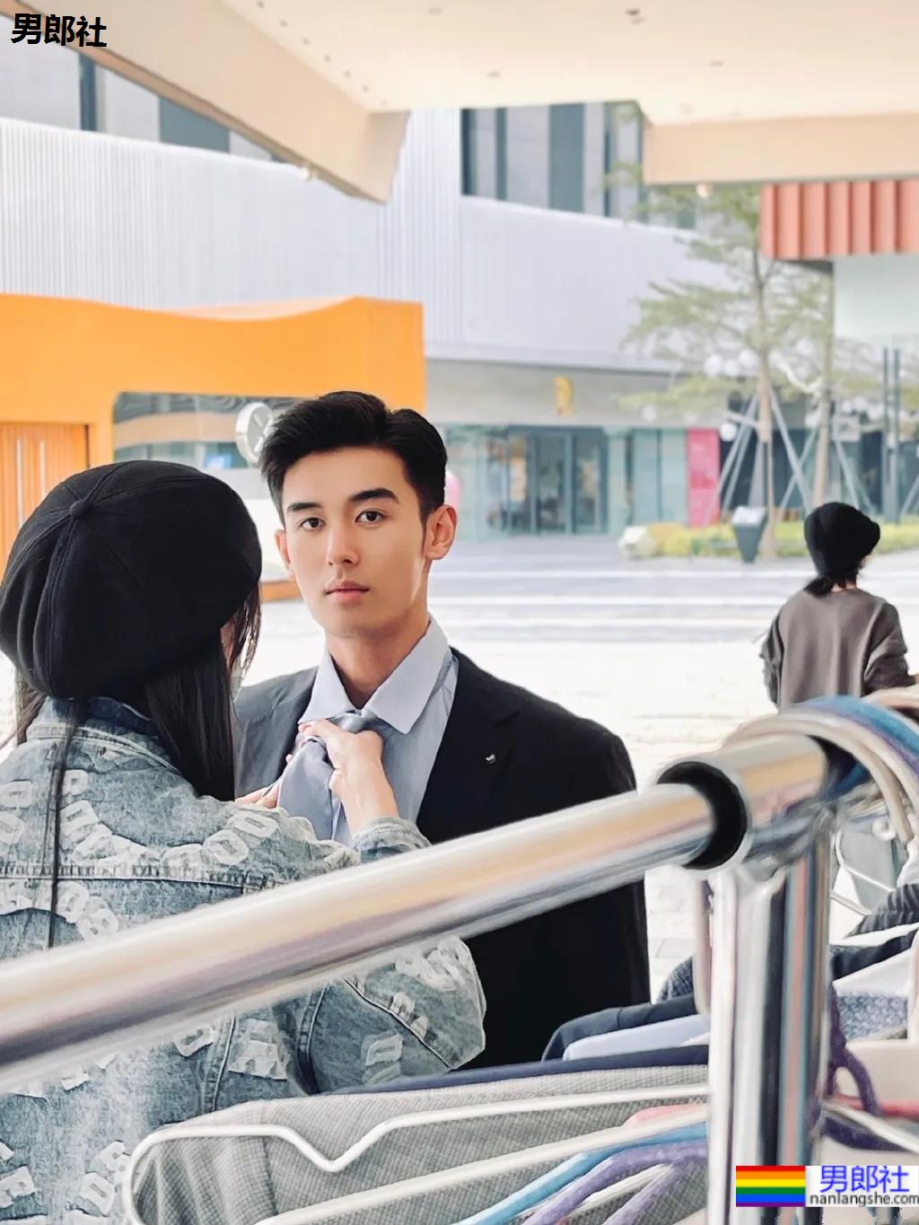 00后高鼻梁正装小哥换衣被抓拍,腹肌小狼狗校草太太太帅了! - 51虹马 00后高鼻梁正装小哥换衣被抓拍,腹肌小狼狗校草太太太帅了! - 51虹马