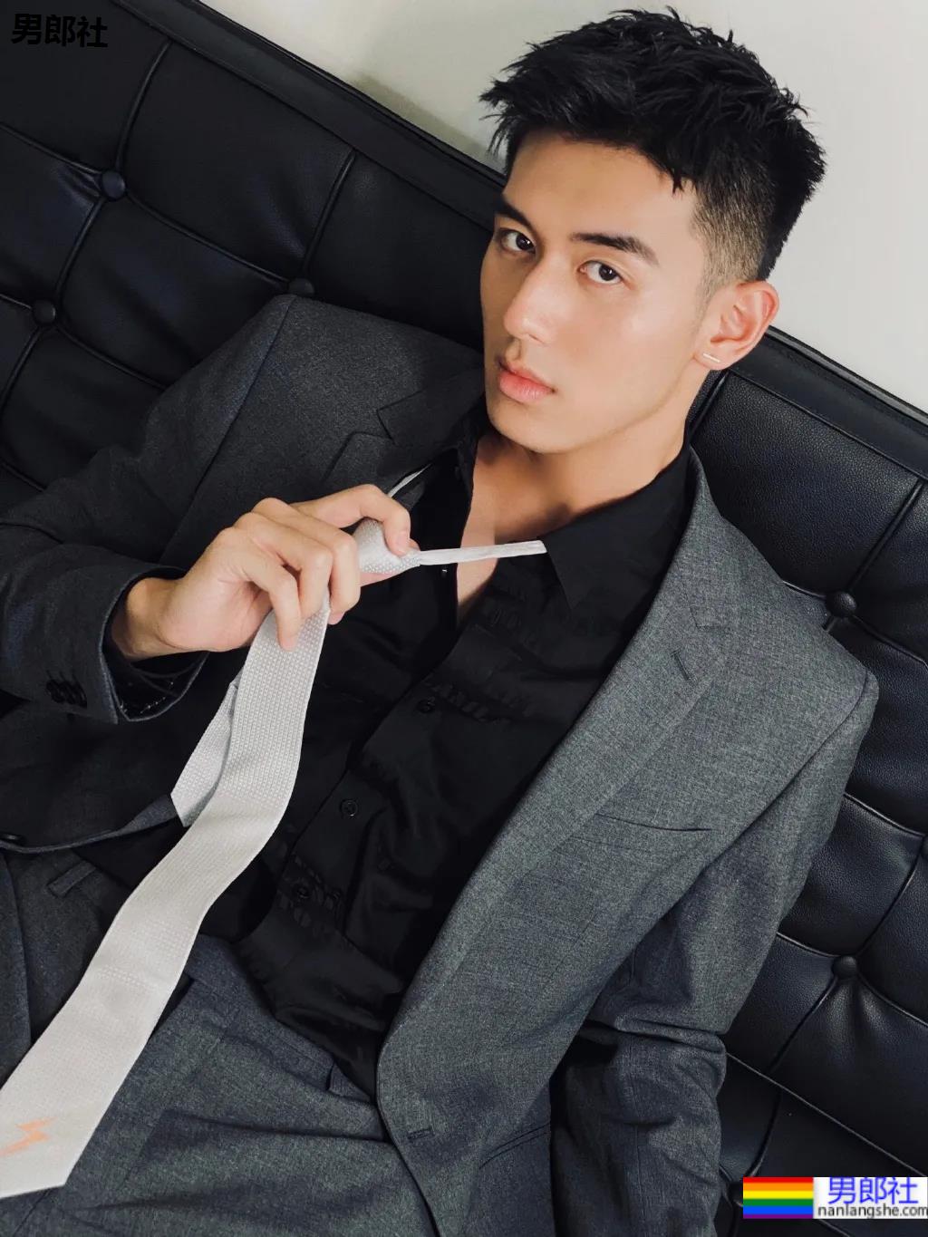 00后高鼻梁正装小哥换衣被抓拍,腹肌小狼狗校草太太太帅了! - 51虹马 00后高鼻梁正装小哥换衣被抓拍,腹肌小狼狗校草太太太帅了! - 51虹马