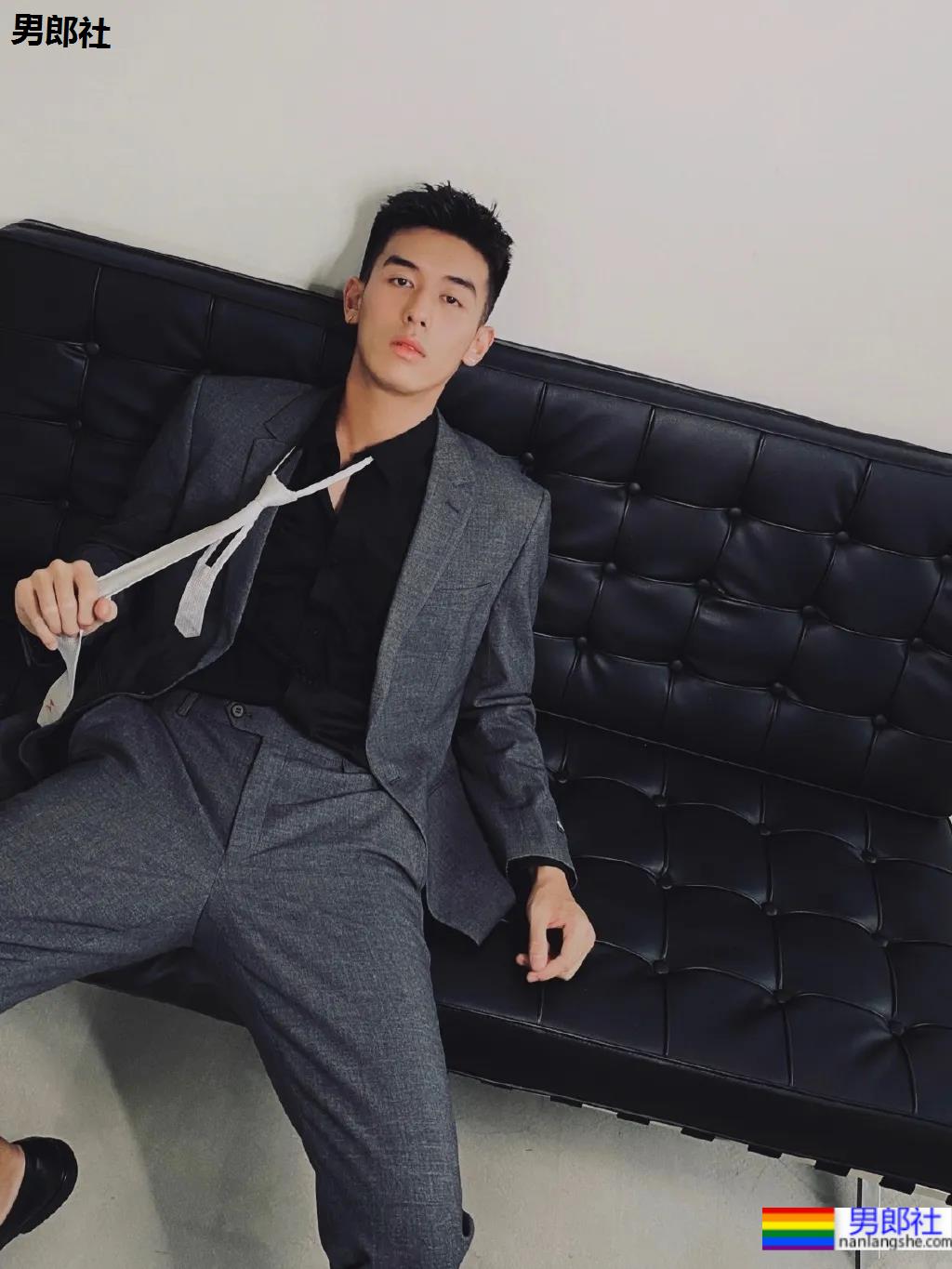 00后高鼻梁正装小哥换衣被抓拍,腹肌小狼狗校草太太太帅了! - 51虹马 00后高鼻梁正装小哥换衣被抓拍,腹肌小狼狗校草太太太帅了! - 51虹马