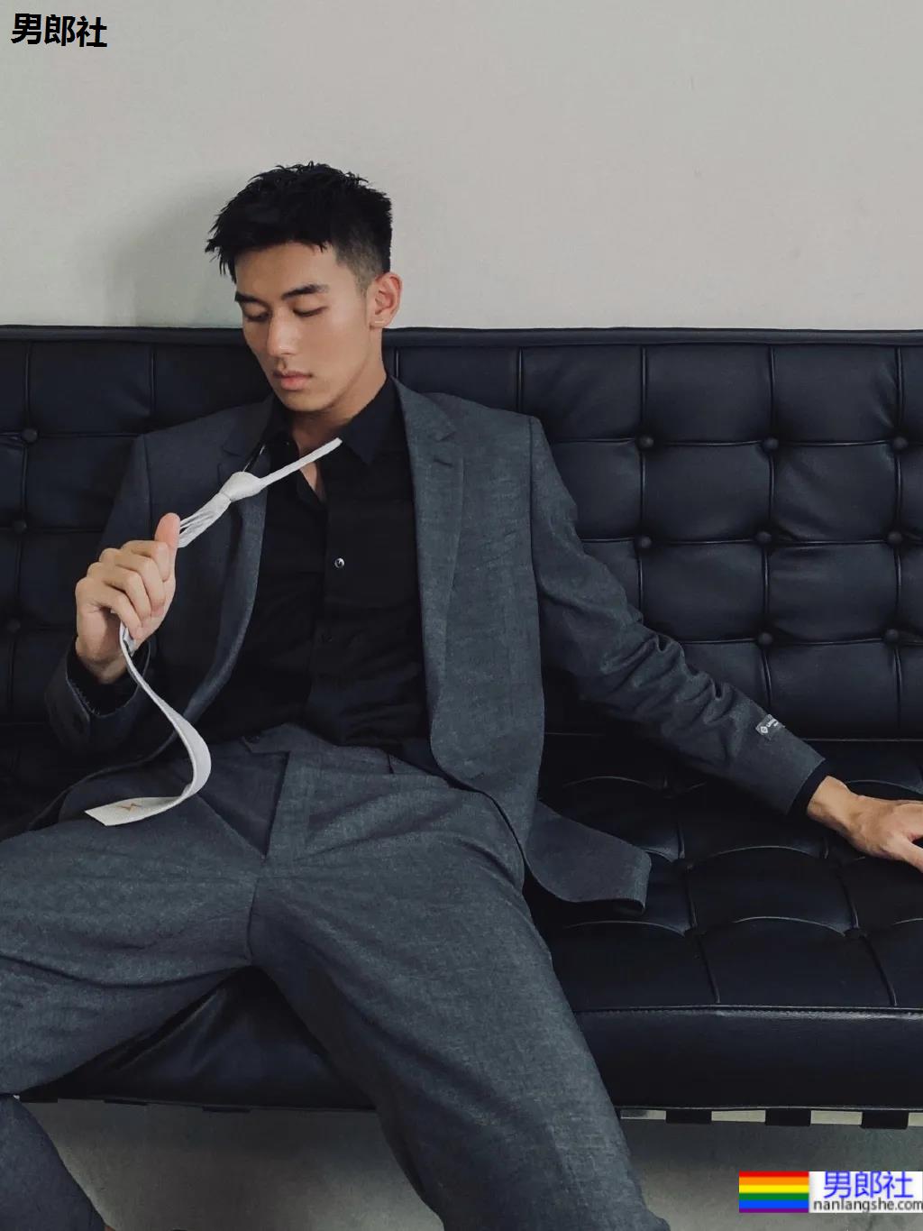 00后高鼻梁正装小哥换衣被抓拍,腹肌小狼狗校草太太太帅了! - 51虹马 00后高鼻梁正装小哥换衣被抓拍,腹肌小狼狗校草太太太帅了! - 51虹马