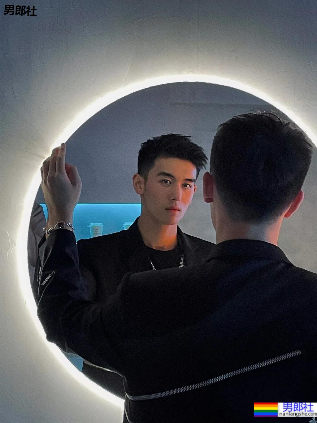 00后高鼻梁正装小哥换衣被抓拍,腹肌小狼狗校草太太太帅了! - 51虹马 00后高鼻梁正装小哥换衣被抓拍,腹肌小狼狗校草太太太帅了! - 51虹马