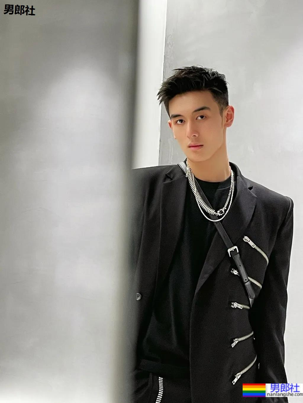 00后高鼻梁正装小哥换衣被抓拍,腹肌小狼狗校草太太太帅了! - 51虹马 00后高鼻梁正装小哥换衣被抓拍,腹肌小狼狗校草太太太帅了! - 51虹马