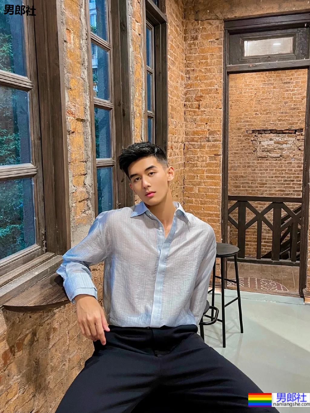 00后高鼻梁正装小哥换衣被抓拍,腹肌小狼狗校草太太太帅了! - 51虹马 00后高鼻梁正装小哥换衣被抓拍,腹肌小狼狗校草太太太帅了! - 51虹马