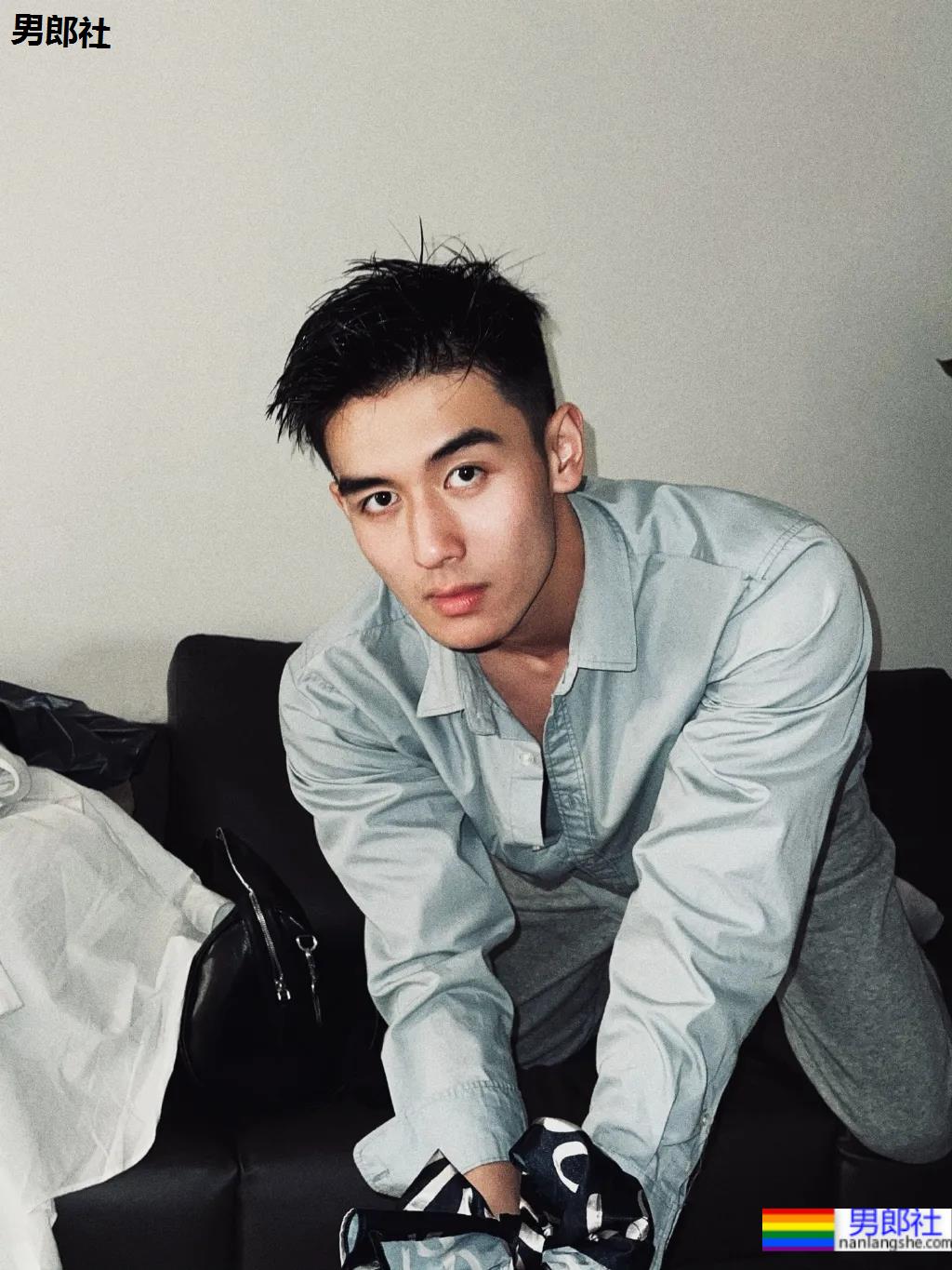 00后高鼻梁正装小哥换衣被抓拍,腹肌小狼狗校草太太太帅了! - 51虹马 00后高鼻梁正装小哥换衣被抓拍,腹肌小狼狗校草太太太帅了! - 51虹马