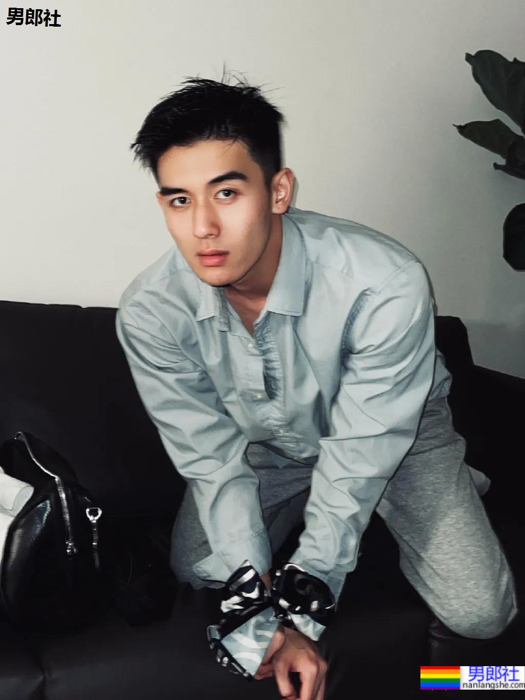 00后高鼻梁正装小哥换衣被抓拍,腹肌小狼狗校草太太太帅了! - 51虹马 00后高鼻梁正装小哥换衣被抓拍,腹肌小狼狗校草太太太帅了! - 51虹马