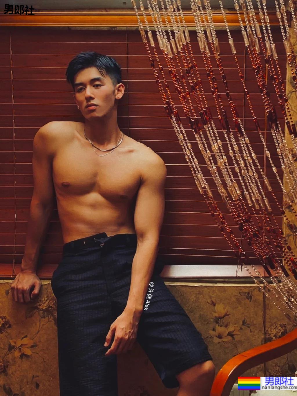 00后高鼻梁正装小哥换衣被抓拍,腹肌小狼狗校草太太太帅了! - 51虹马 00后高鼻梁正装小哥换衣被抓拍,腹肌小狼狗校草太太太帅了! - 51虹马