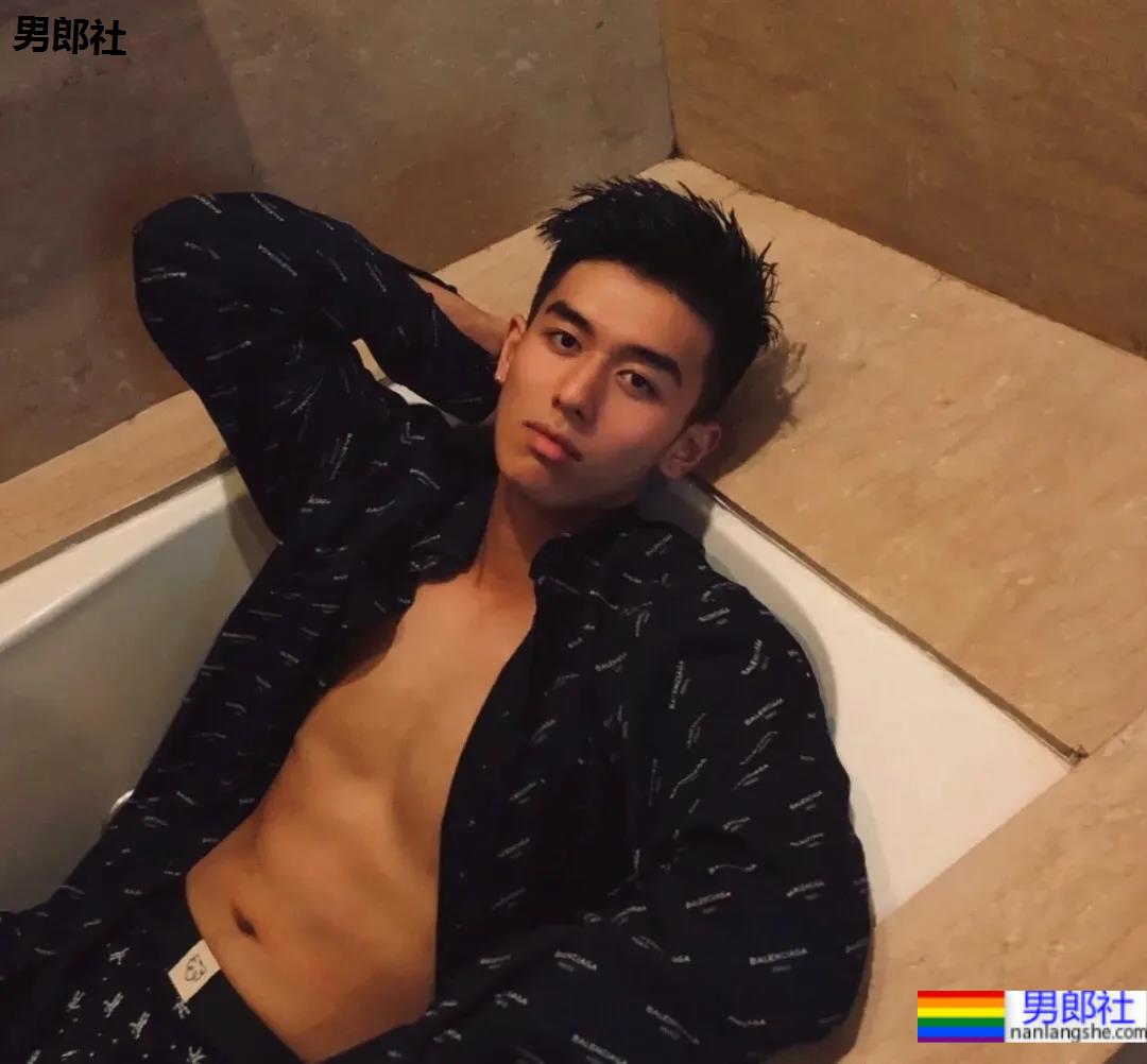 00后高鼻梁正装小哥换衣被抓拍,腹肌小狼狗校草太太太帅了! - 51虹马 00后高鼻梁正装小哥换衣被抓拍,腹肌小狼狗校草太太太帅了! - 51虹马