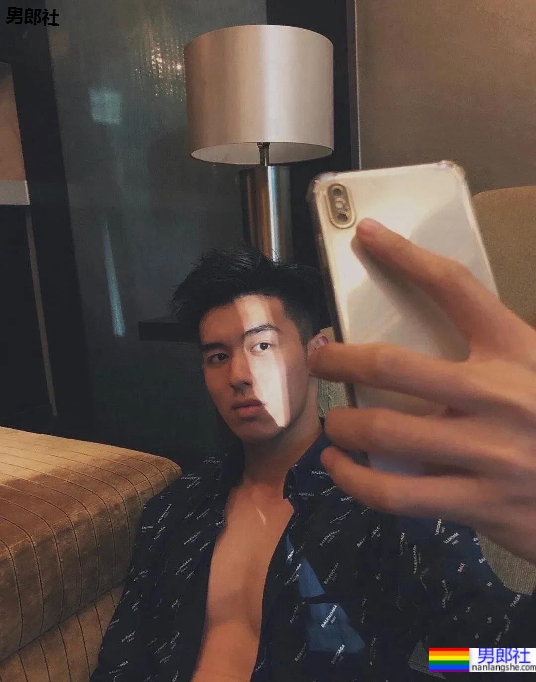 00后高鼻梁正装小哥换衣被抓拍,腹肌小狼狗校草太太太帅了! - 51虹马 00后高鼻梁正装小哥换衣被抓拍,腹肌小狼狗校草太太太帅了! - 51虹马