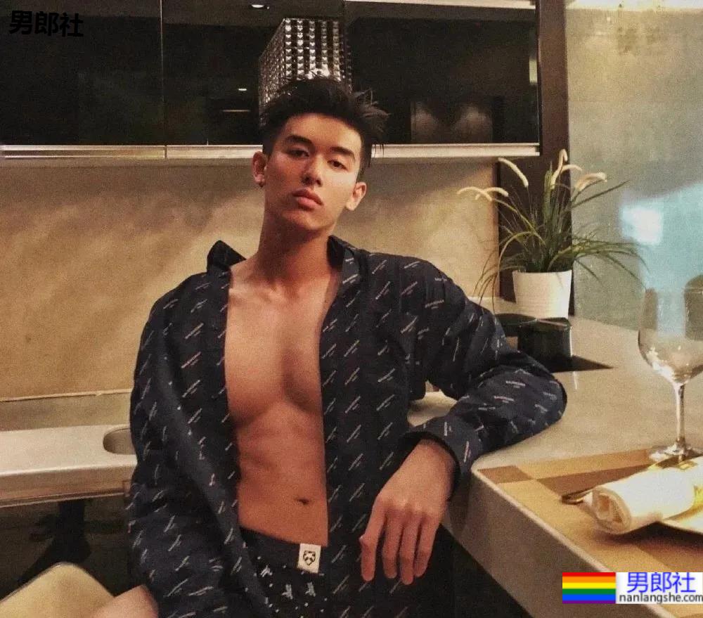 00后高鼻梁正装小哥换衣被抓拍,腹肌小狼狗校草太太太帅了! - 51虹马 00后高鼻梁正装小哥换衣被抓拍,腹肌小狼狗校草太太太帅了! - 51虹马