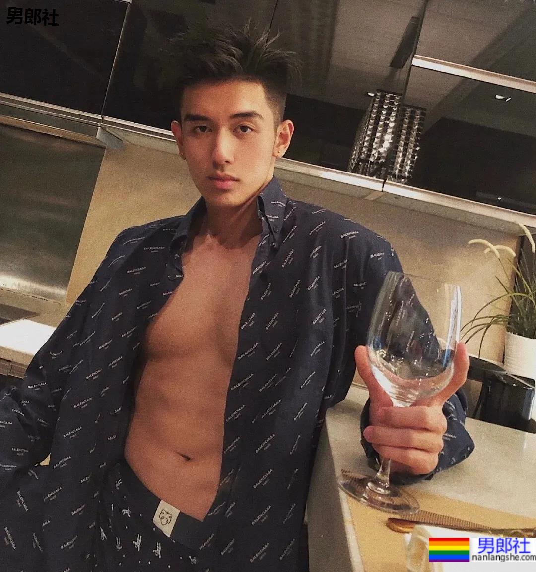 00后高鼻梁正装小哥换衣被抓拍,腹肌小狼狗校草太太太帅了! - 51虹马 00后高鼻梁正装小哥换衣被抓拍,腹肌小狼狗校草太太太帅了! - 51虹马