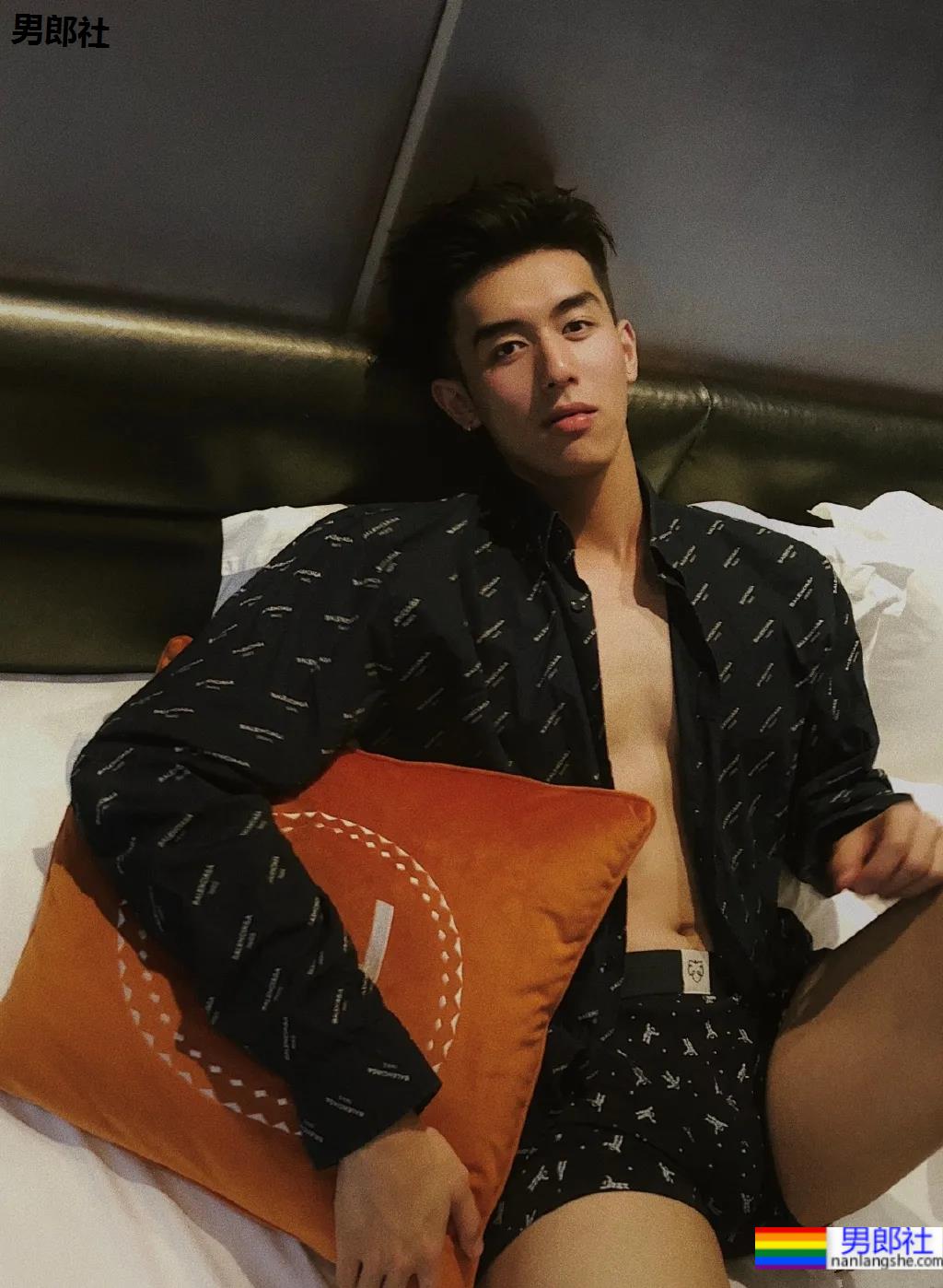 00后高鼻梁正装小哥换衣被抓拍,腹肌小狼狗校草太太太帅了! - 51虹马 00后高鼻梁正装小哥换衣被抓拍,腹肌小狼狗校草太太太帅了! - 51虹马