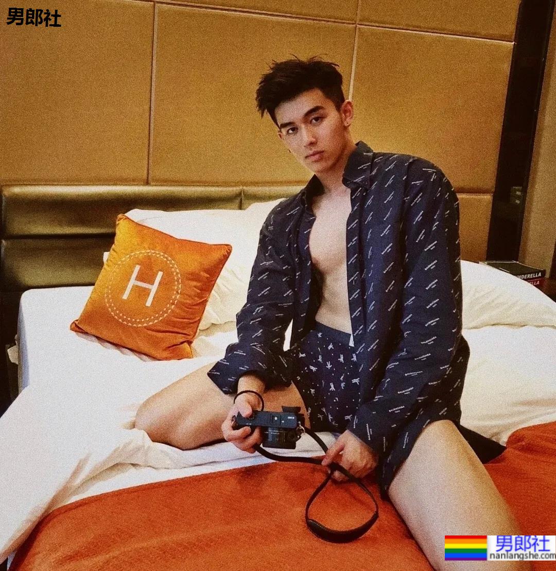 00后高鼻梁正装小哥换衣被抓拍,腹肌小狼狗校草太太太帅了! - 51虹马 00后高鼻梁正装小哥换衣被抓拍,腹肌小狼狗校草太太太帅了! - 51虹马