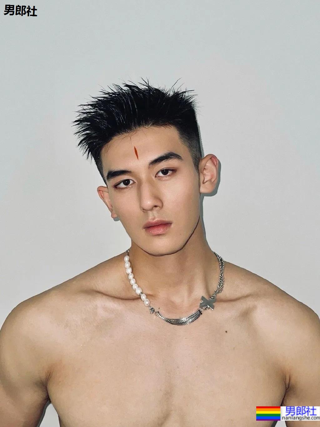 00后高鼻梁正装小哥换衣被抓拍,腹肌小狼狗校草太太太帅了! - 51虹马 00后高鼻梁正装小哥换衣被抓拍,腹肌小狼狗校草太太太帅了! - 51虹马