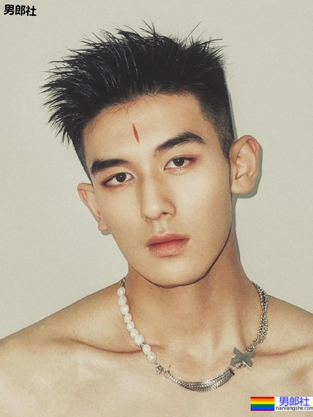 00后高鼻梁正装小哥换衣被抓拍,腹肌小狼狗校草太太太帅了! - 51虹马 00后高鼻梁正装小哥换衣被抓拍,腹肌小狼狗校草太太太帅了! - 51虹马