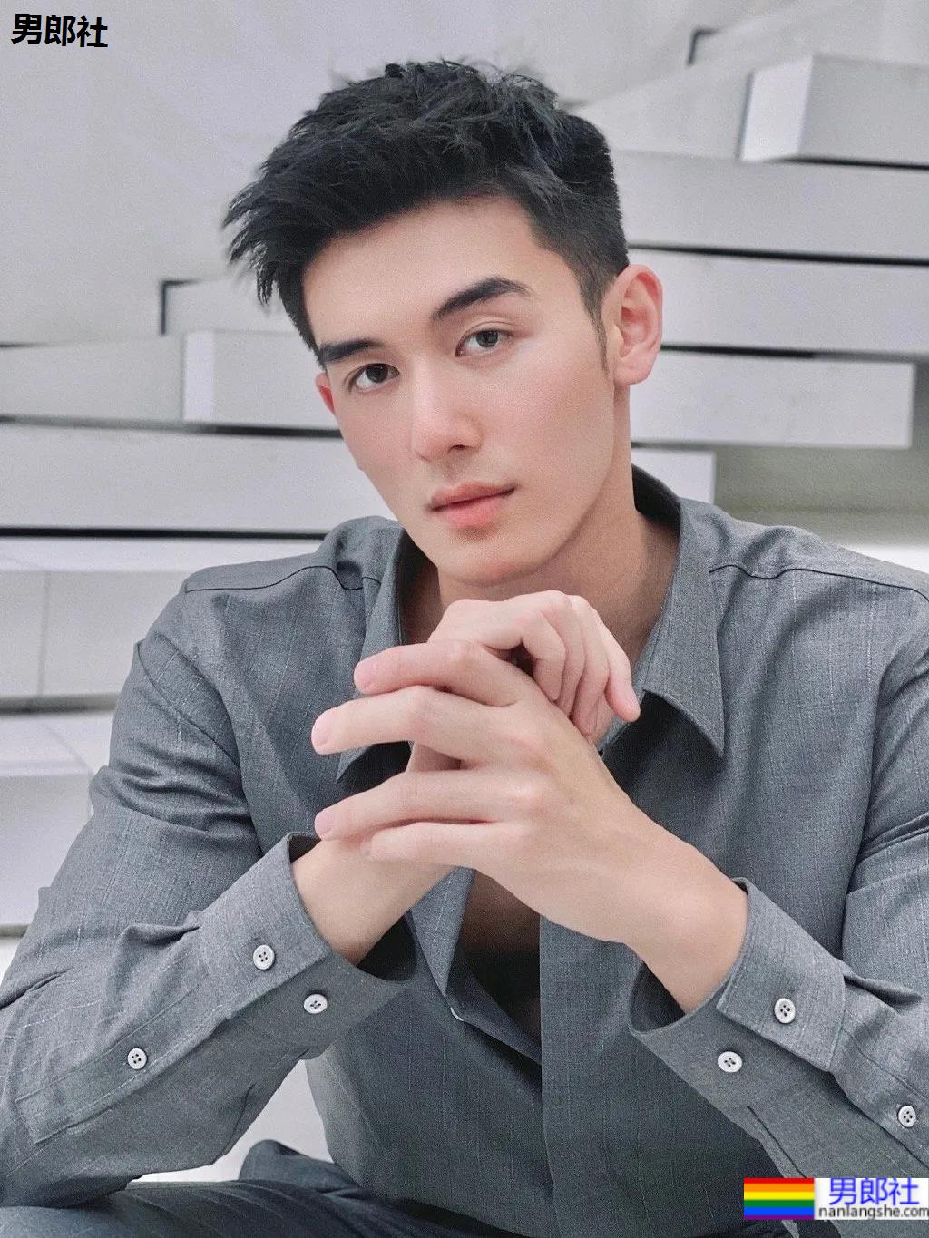 00后高鼻梁正装小哥换衣被抓拍,腹肌小狼狗校草太太太帅了! - 51虹马 00后高鼻梁正装小哥换衣被抓拍,腹肌小狼狗校草太太太帅了! - 51虹马