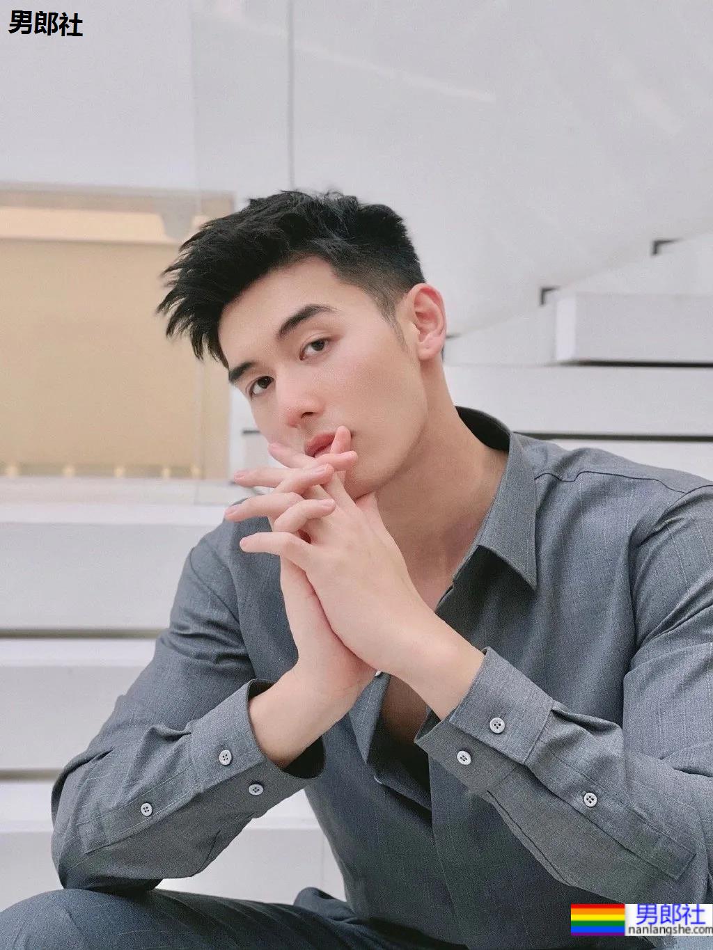 00后高鼻梁正装小哥换衣被抓拍,腹肌小狼狗校草太太太帅了! - 51虹马 00后高鼻梁正装小哥换衣被抓拍,腹肌小狼狗校草太太太帅了! - 51虹马