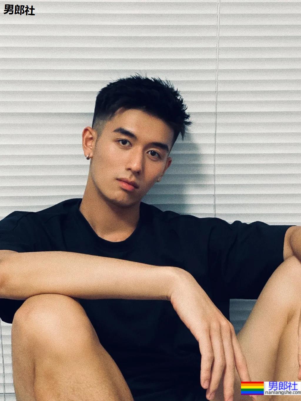 00后高鼻梁正装小哥换衣被抓拍,腹肌小狼狗校草太太太帅了! - 51虹马 00后高鼻梁正装小哥换衣被抓拍,腹肌小狼狗校草太太太帅了! - 51虹马