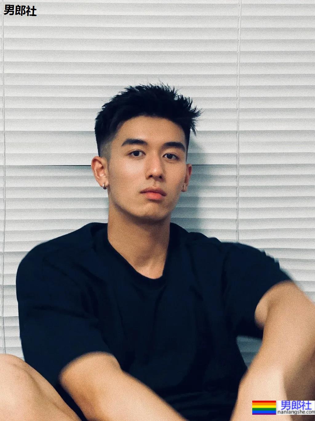 00后高鼻梁正装小哥换衣被抓拍,腹肌小狼狗校草太太太帅了! - 51虹马 00后高鼻梁正装小哥换衣被抓拍,腹肌小狼狗校草太太太帅了! - 51虹马