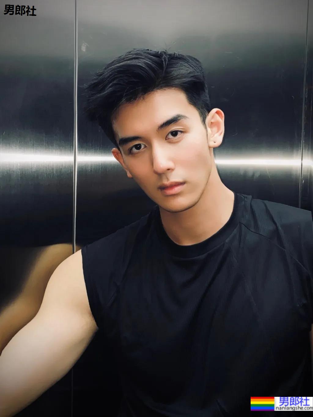 00后高鼻梁正装小哥换衣被抓拍,腹肌小狼狗校草太太太帅了! - 51虹马 00后高鼻梁正装小哥换衣被抓拍,腹肌小狼狗校草太太太帅了! - 51虹马