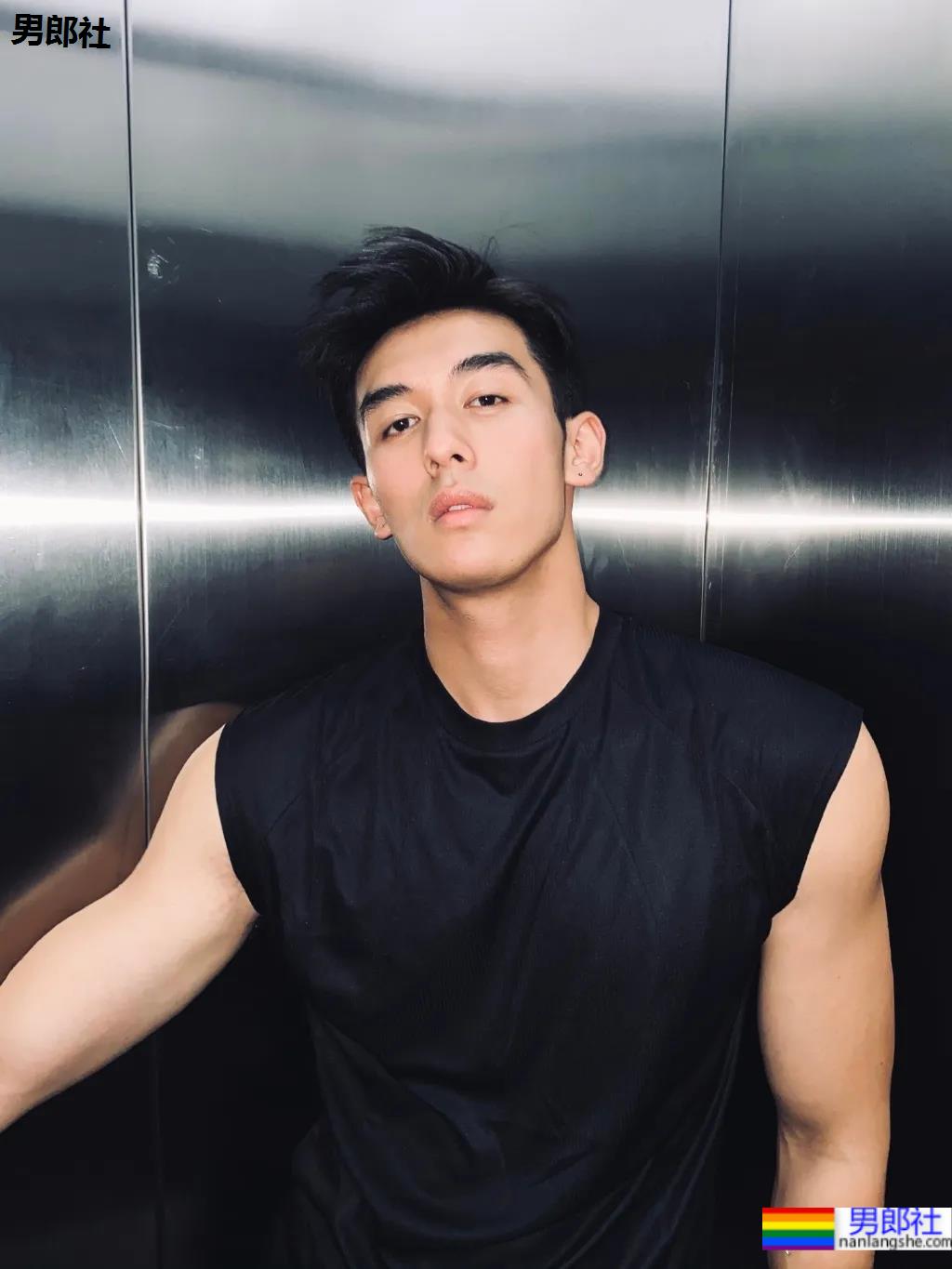 00后高鼻梁正装小哥换衣被抓拍,腹肌小狼狗校草太太太帅了! - 51虹马 00后高鼻梁正装小哥换衣被抓拍,腹肌小狼狗校草太太太帅了! - 51虹马