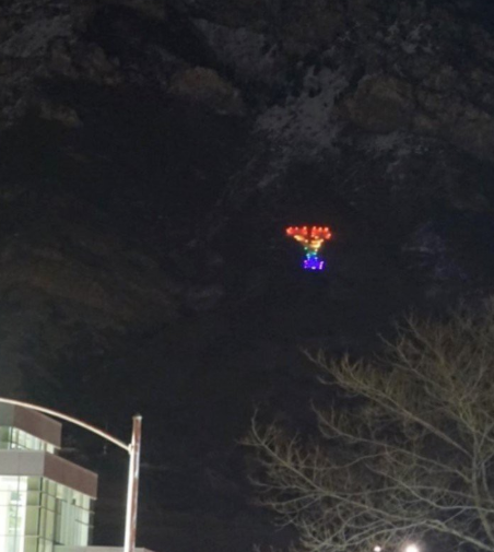 美国杨百翰大学的巨大“Y”被学生亮出彩虹色 - 51虹马