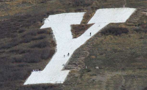 美国杨百翰大学的巨大“Y”被学生亮出彩虹色 - 51虹马