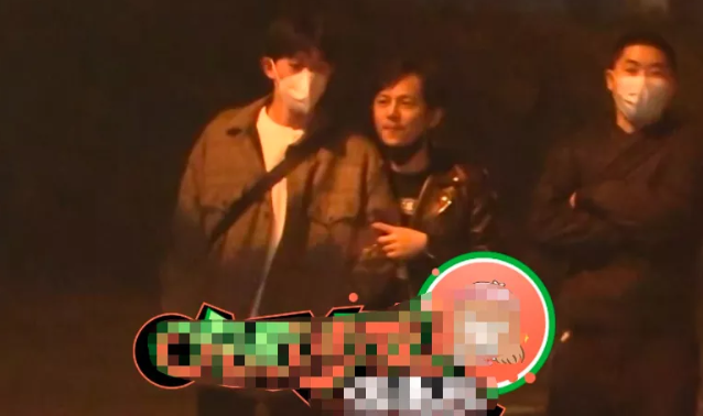 何炅深夜与男子十指紧扣，同回酒店互动显亲密-51虹马