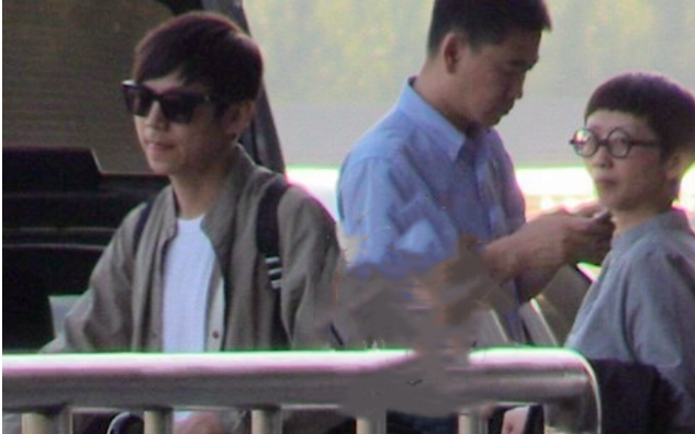 何炅深夜与男子十指紧扣，同回酒店互动显亲密 - 51虹马