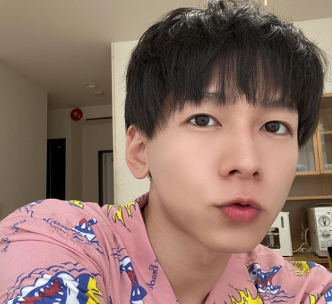 《迂迴的最短距离》续集《雨水与苏打水》！向理来黑化回归地下男公关 挑逗、爱抚让人冻未条 - 51虹马