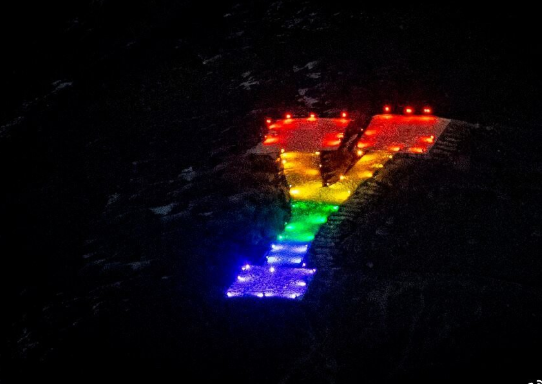 美国杨百翰大学的巨大“Y”被学生亮出彩虹色-51虹马