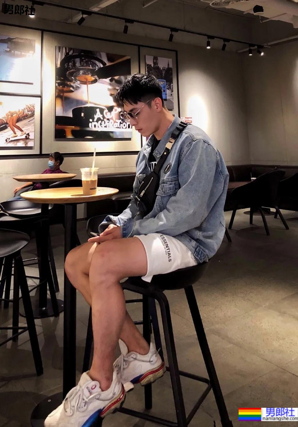 高帅腱子肉体能教练，这长腿肌肉身材也太犯规了吧! - 51虹马