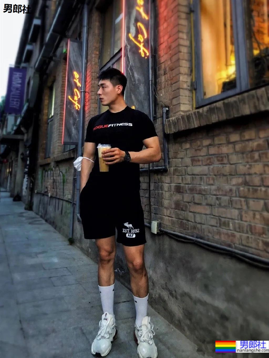 高帅腱子肉体能教练，这长腿肌肉身材也太犯规了吧! - 51虹马