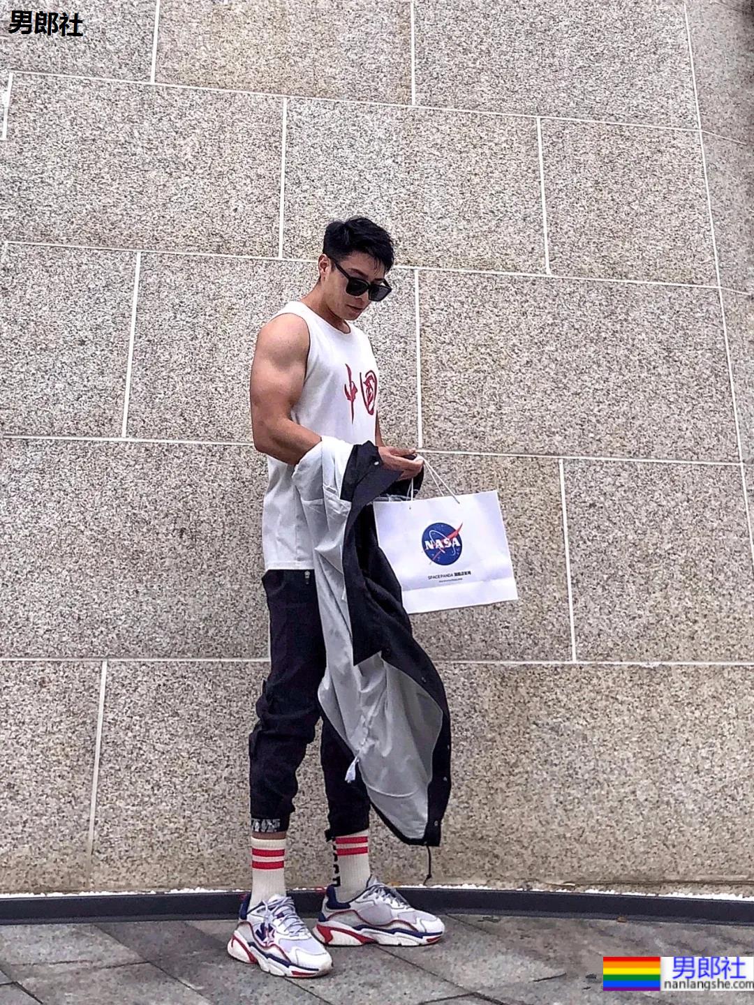 高帅腱子肉体能教练，这长腿肌肉身材也太犯规了吧! - 51虹马