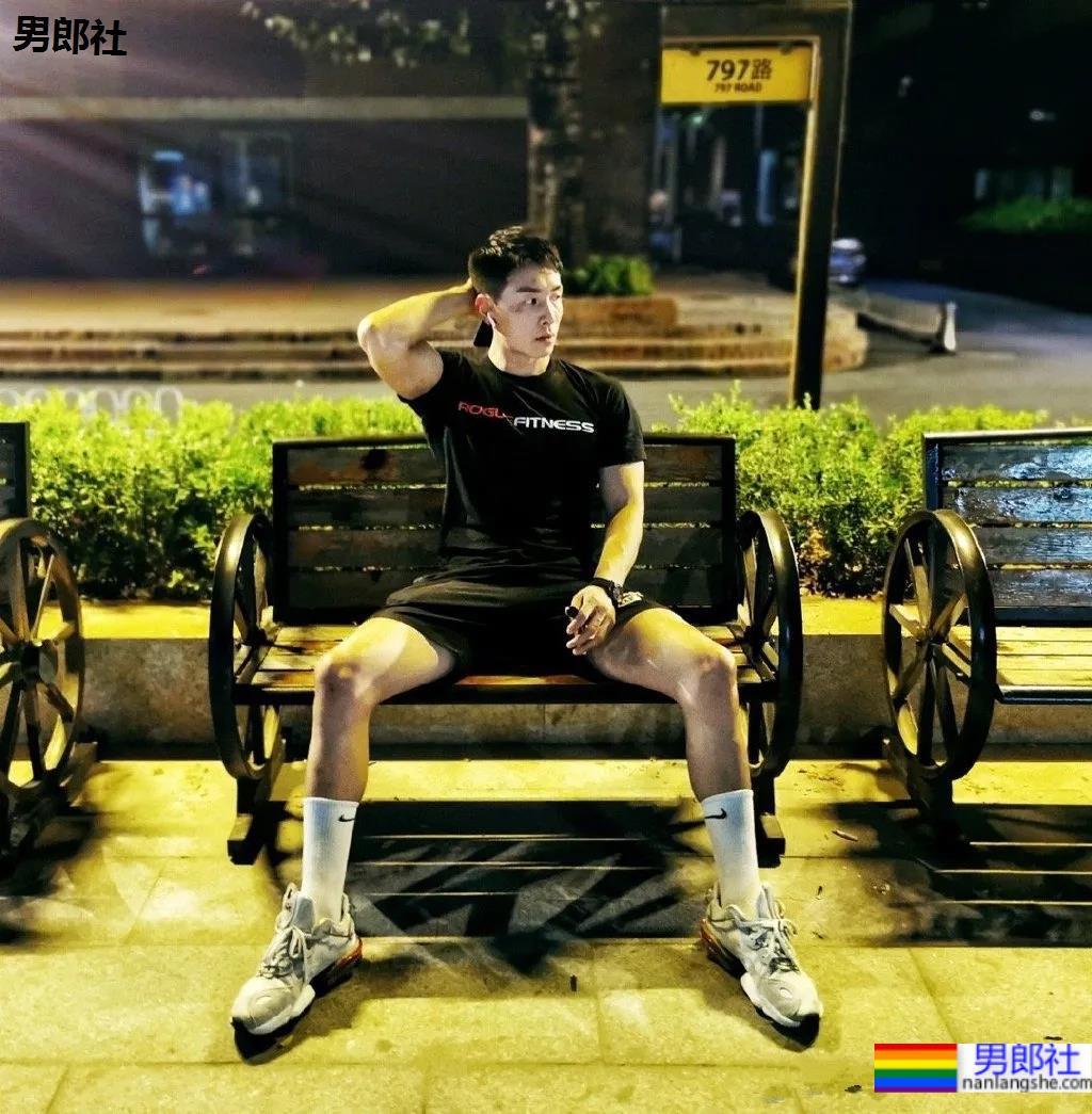 高帅腱子肉体能教练，这长腿肌肉身材也太犯规了吧! - 51虹马