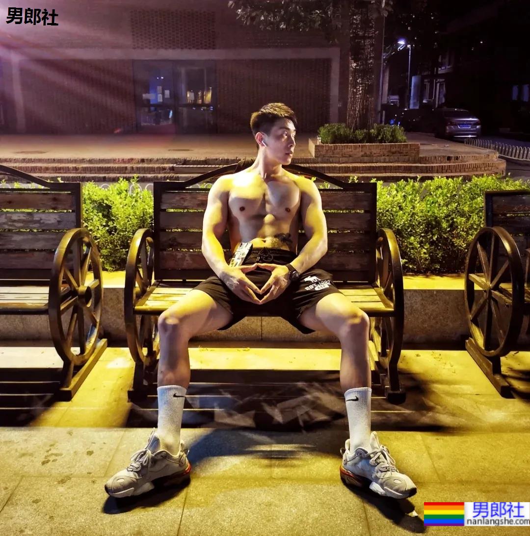 高帅腱子肉体能教练，这长腿肌肉身材也太犯规了吧! - 51虹马