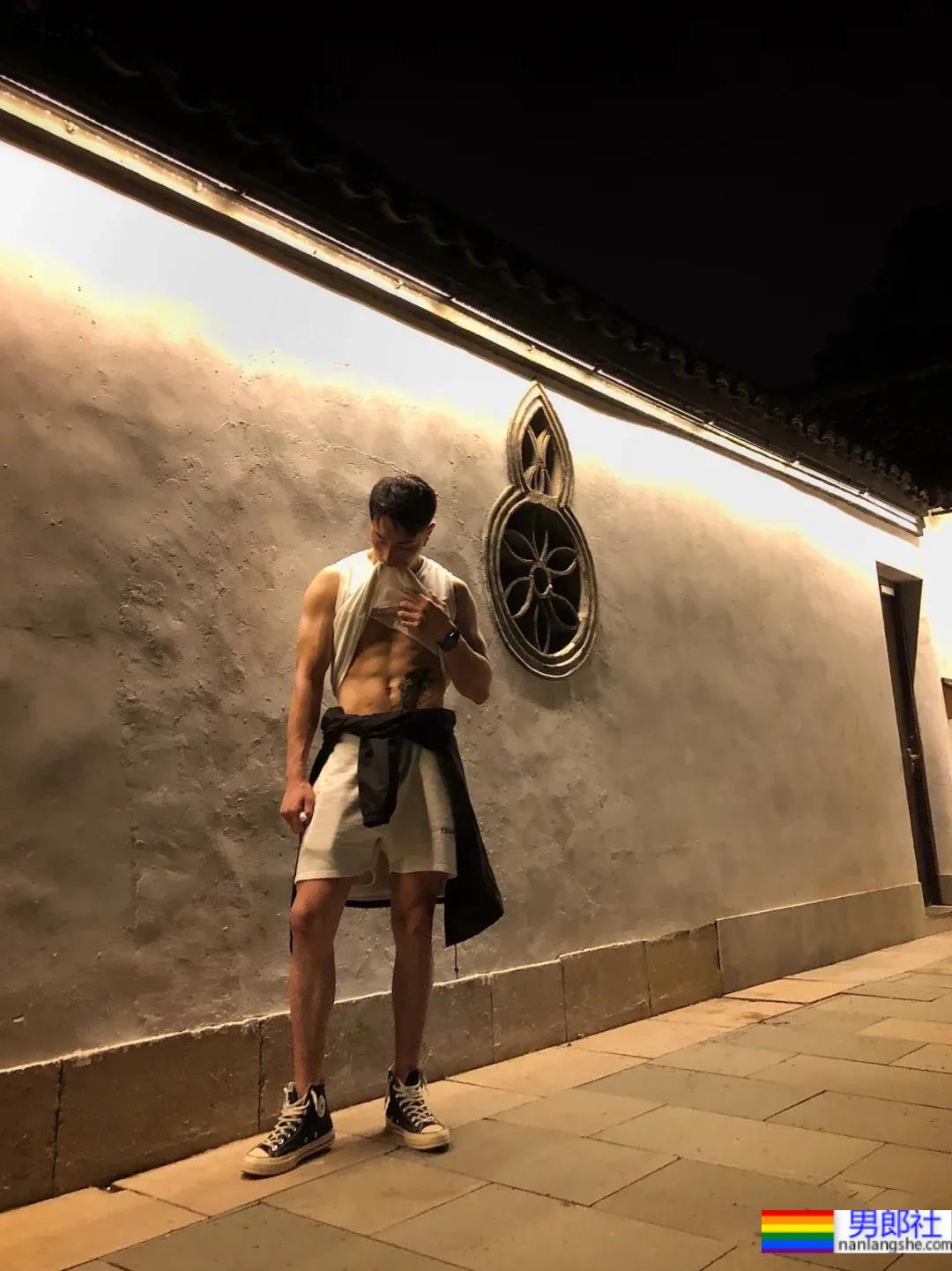 高帅腱子肉体能教练，这长腿肌肉身材也太犯规了吧! - 51虹马