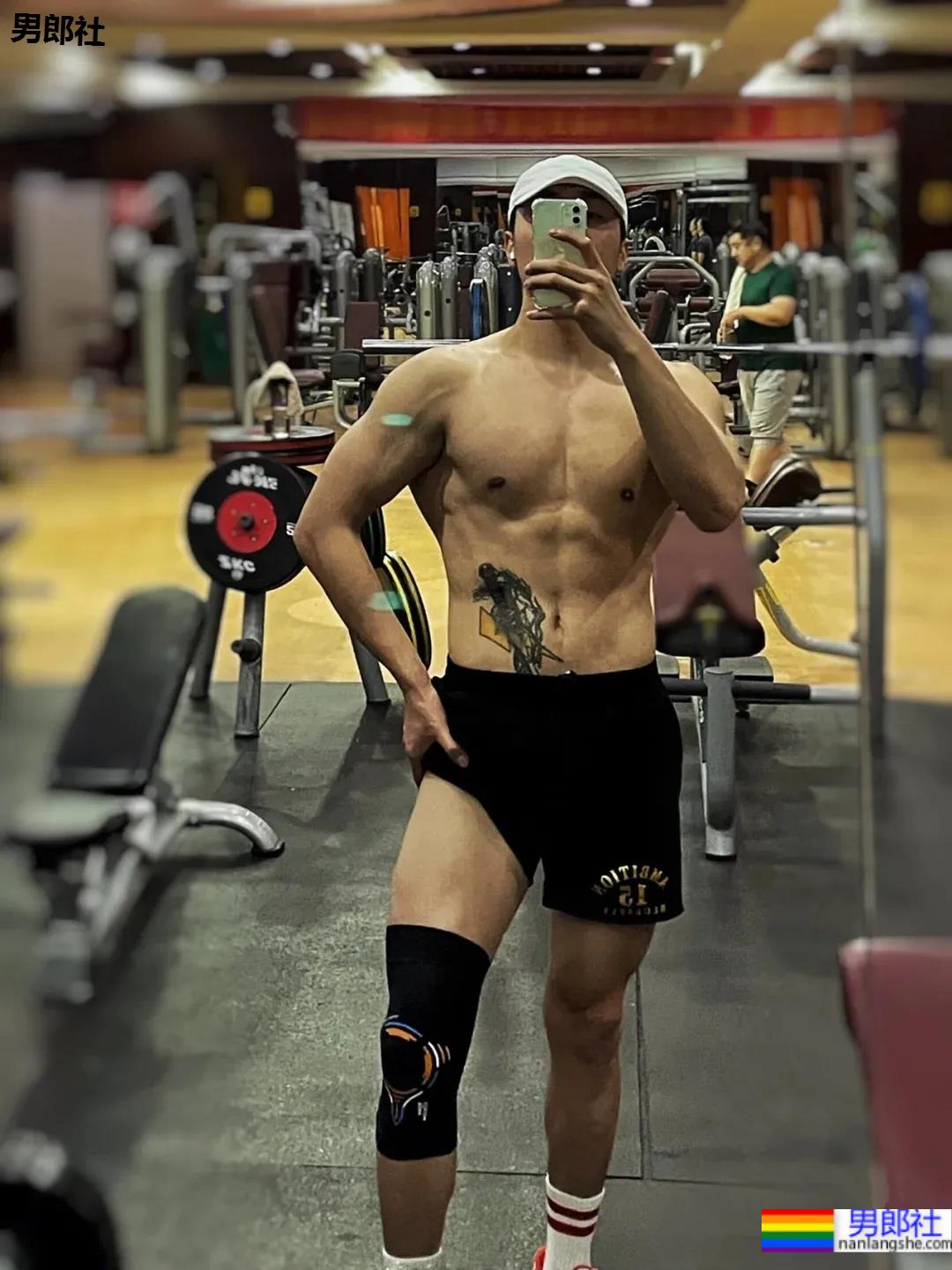 高帅腱子肉体能教练，这长腿肌肉身材也太犯规了吧! - 51虹马