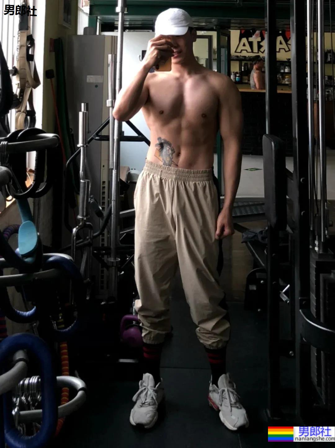 高帅腱子肉体能教练，这长腿肌肉身材也太犯规了吧! - 51虹马