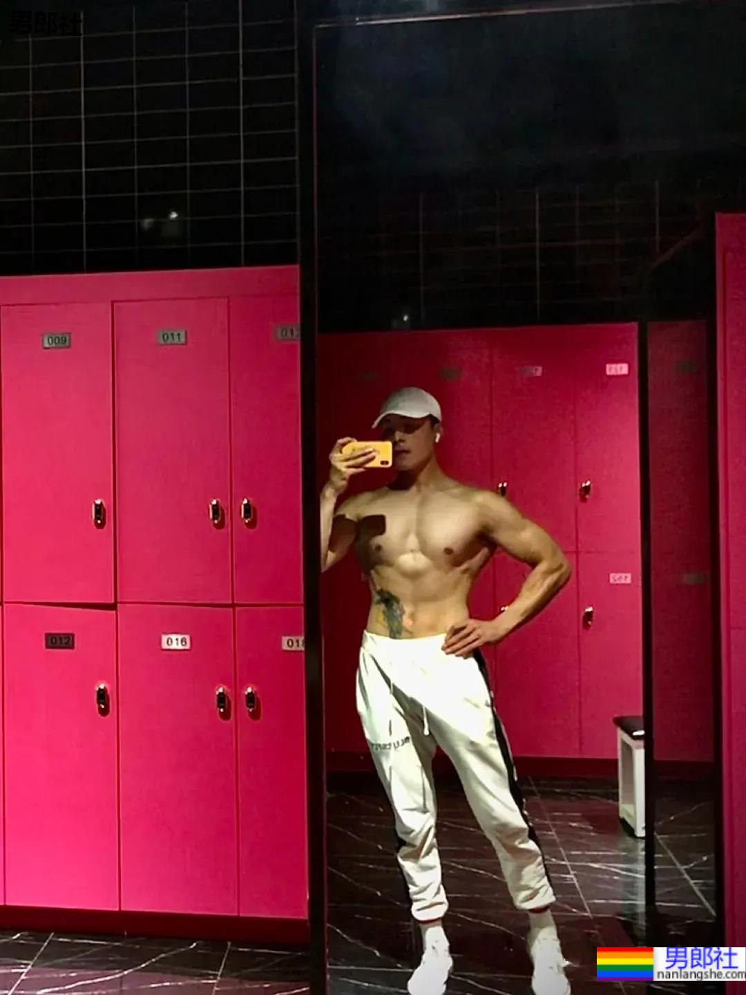 高帅腱子肉体能教练，这长腿肌肉身材也太犯规了吧! - 51虹马