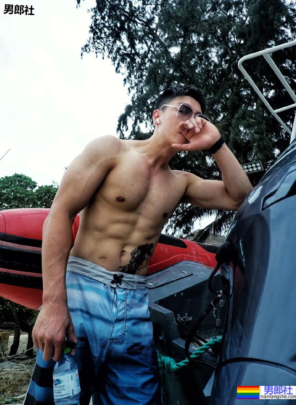 高帅腱子肉体能教练，这长腿肌肉身材也太犯规了吧! - 51虹马