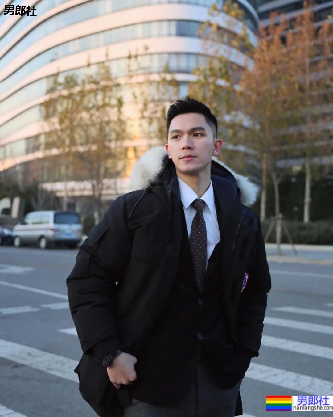 楼梯间自拍的正装小哥,拔掉这衬衫后这长腿发育太好了!-51虹马