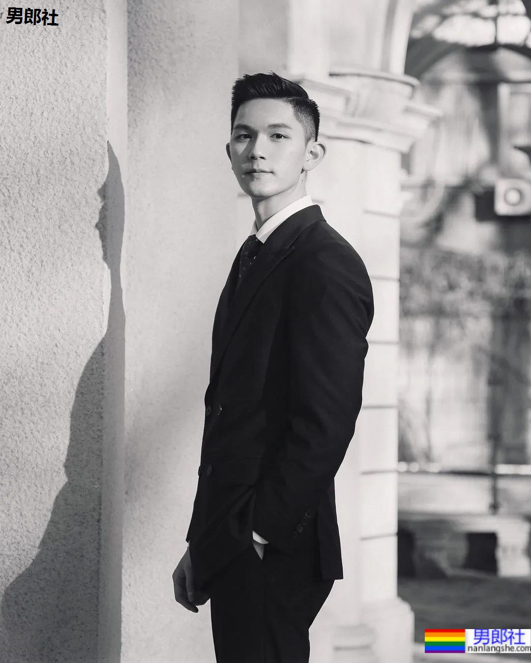 楼梯间自拍的正装小哥，拔掉这衬衫后这长腿发育太好了！ - 51虹马