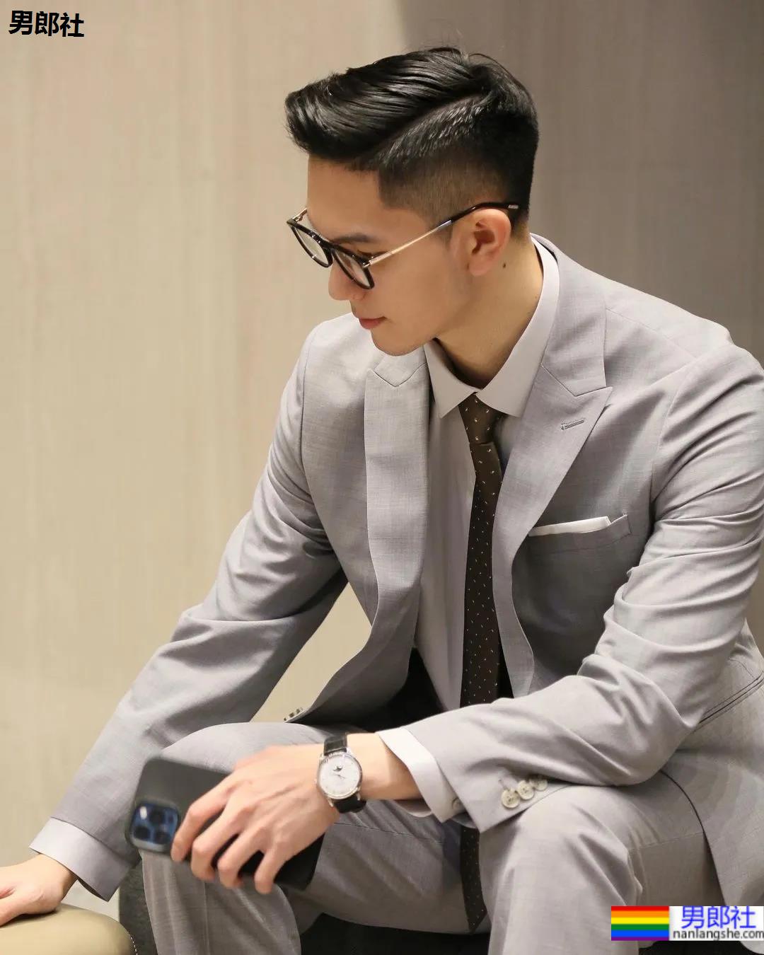 楼梯间自拍的正装小哥，拔掉这衬衫后这长腿发育太好了！ - 51虹马