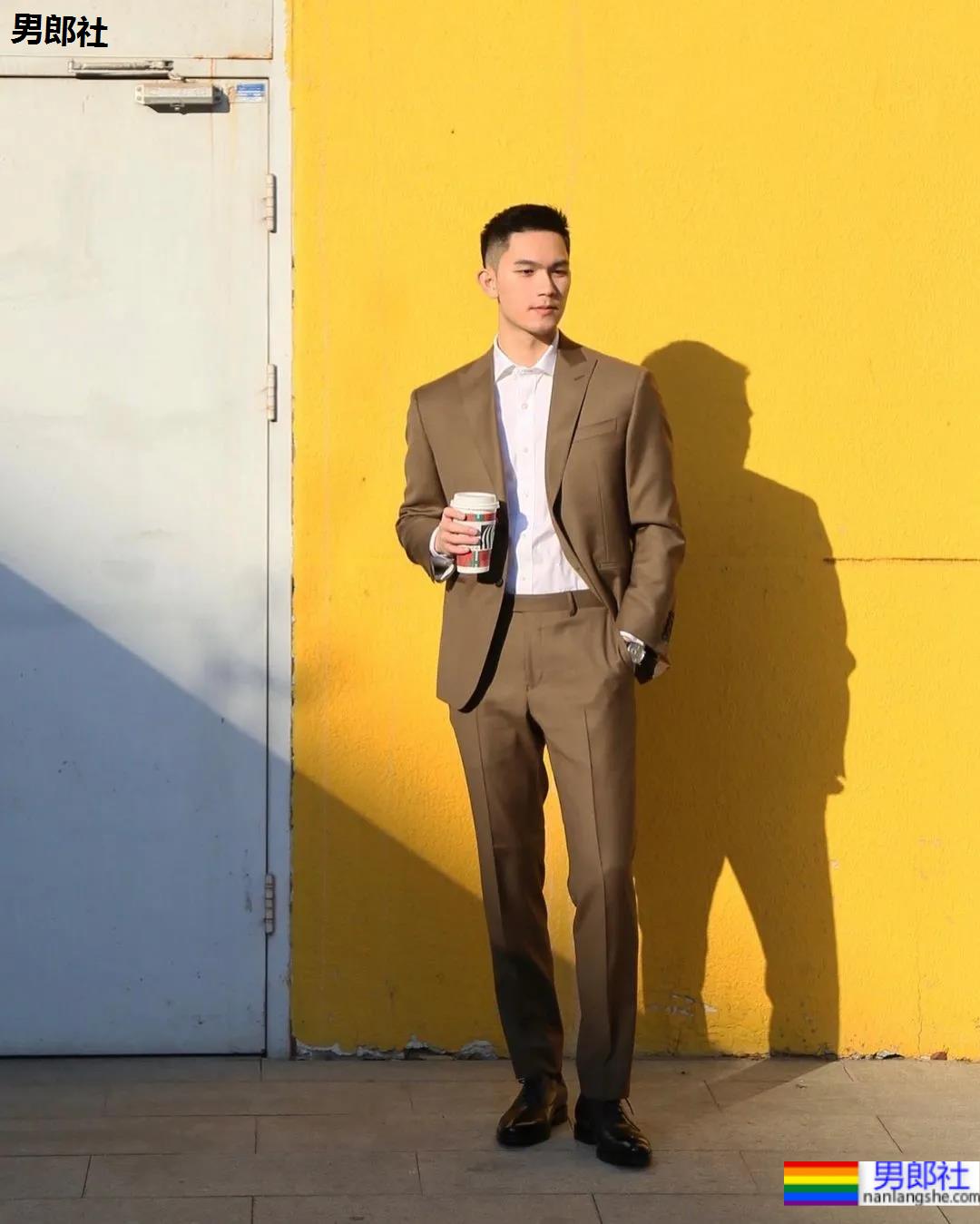 楼梯间自拍的正装小哥，拔掉这衬衫后这长腿发育太好了！ - 51虹马