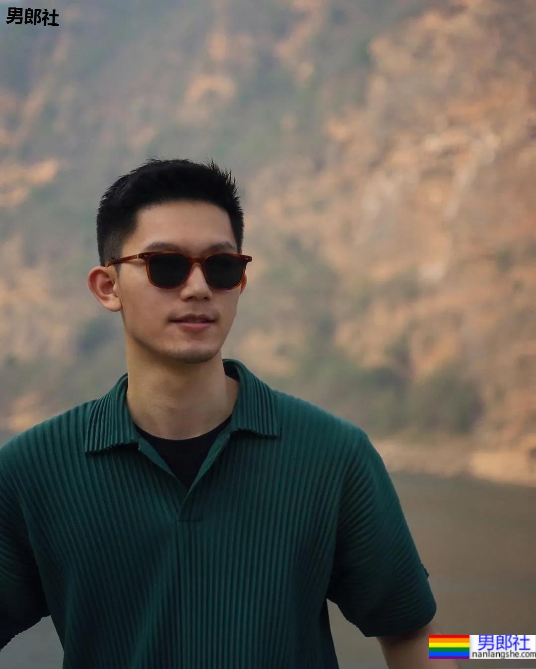 楼梯间自拍的正装小哥，拔掉这衬衫后这长腿发育太好了！ - 51虹马