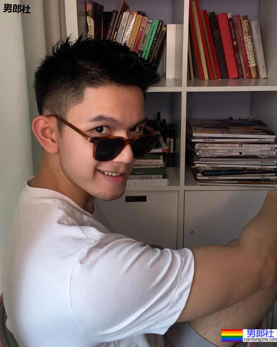 楼梯间自拍的正装小哥，拔掉这衬衫后这长腿发育太好了！ - 51虹马