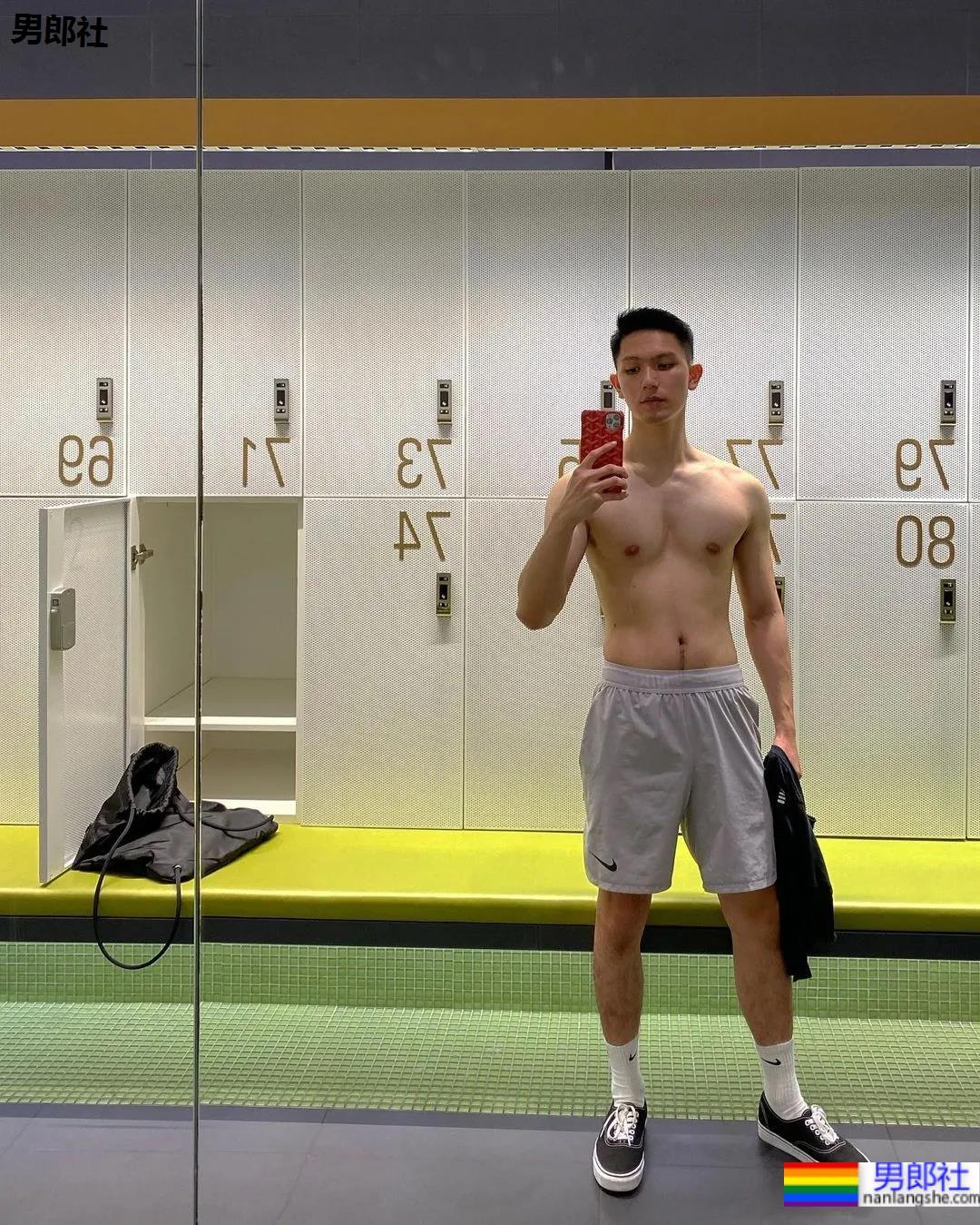 楼梯间自拍的正装小哥，拔掉这衬衫后这长腿发育太好了！ - 51虹马