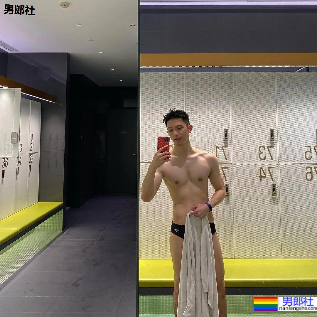 楼梯间自拍的正装小哥，拔掉这衬衫后这长腿发育太好了！ - 51虹马