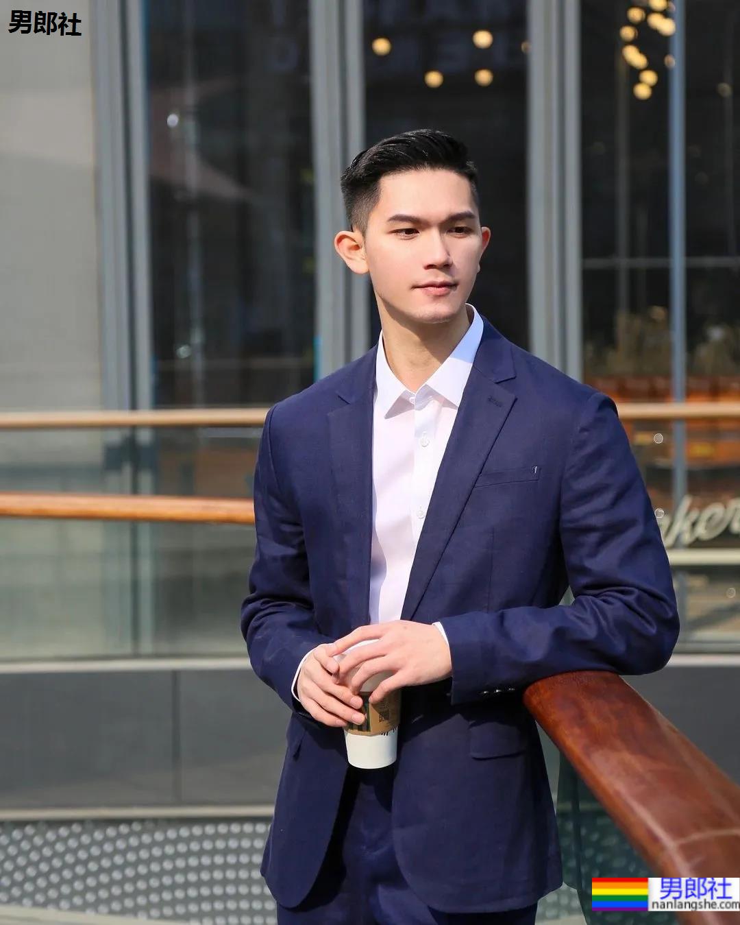 楼梯间自拍的正装小哥，拔掉这衬衫后这长腿发育太好了！ - 51虹马